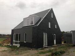 Vrijstaande woning met vlakke kunststof kozijnen